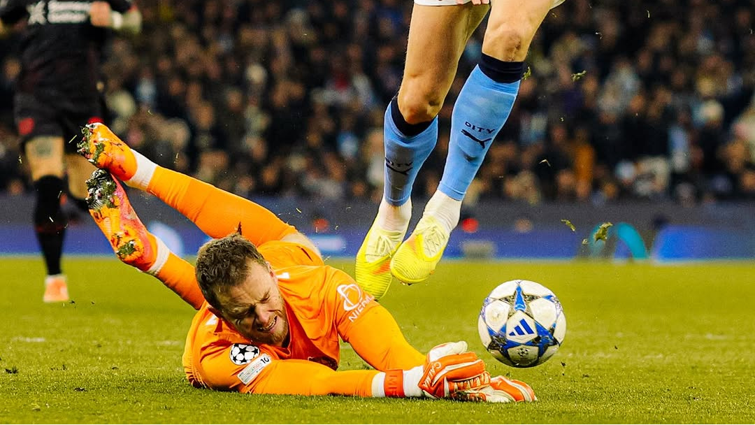 Mark Flekken vs Manchester City | Etihad Masterclass