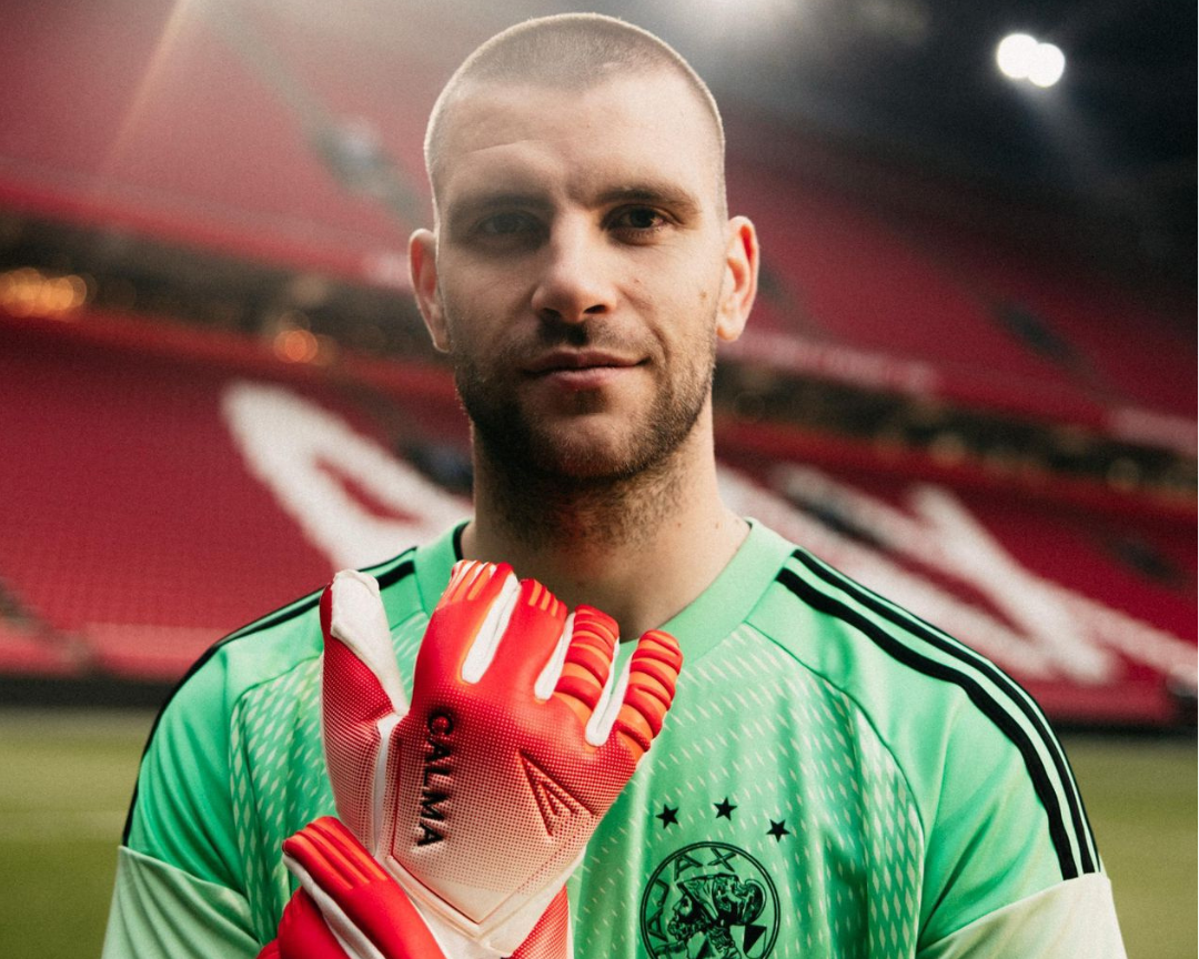 MAARTEN PAES SIGNS FOR AJAX